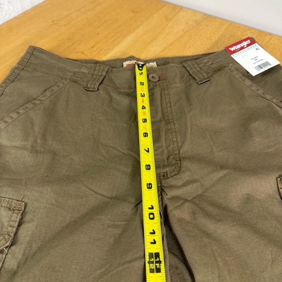 Men's Wrangler Relaxed Fit 32 Cargo Shorts Olive Green - Picture 5 of 6